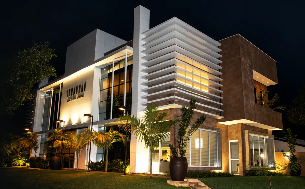 Fachada iluminada da Landgraf Odontologia Premier à noite, na Quadra 204 Sul, Plano Diretor Sul, Palmas/TO