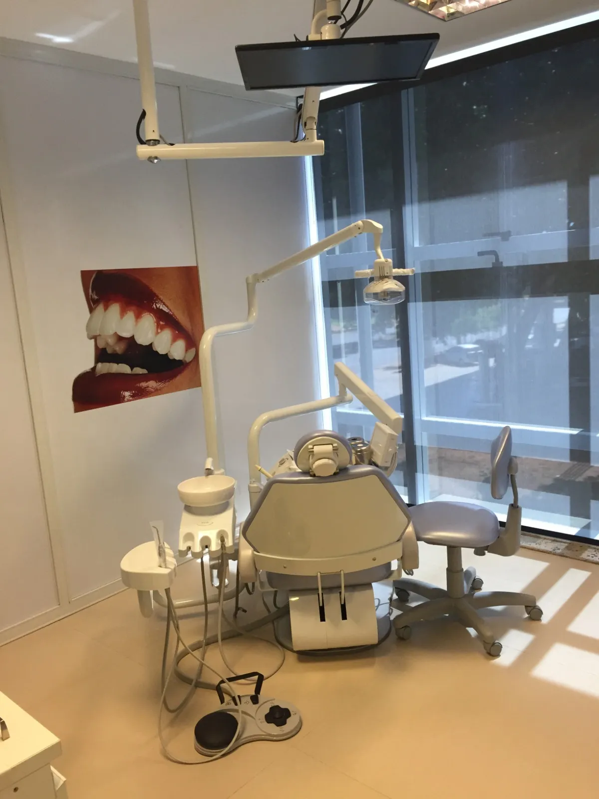 Consultório da Landgraf Odontologia Premier com cadeira odontológica e janelas amplas