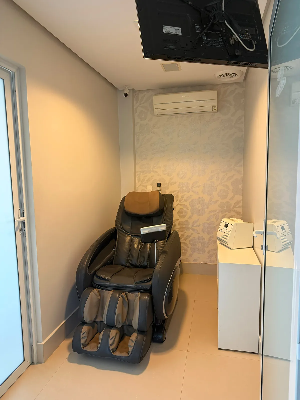 Espaço de descanso com poltrona de massagem na Landgraf Odontologia Premier